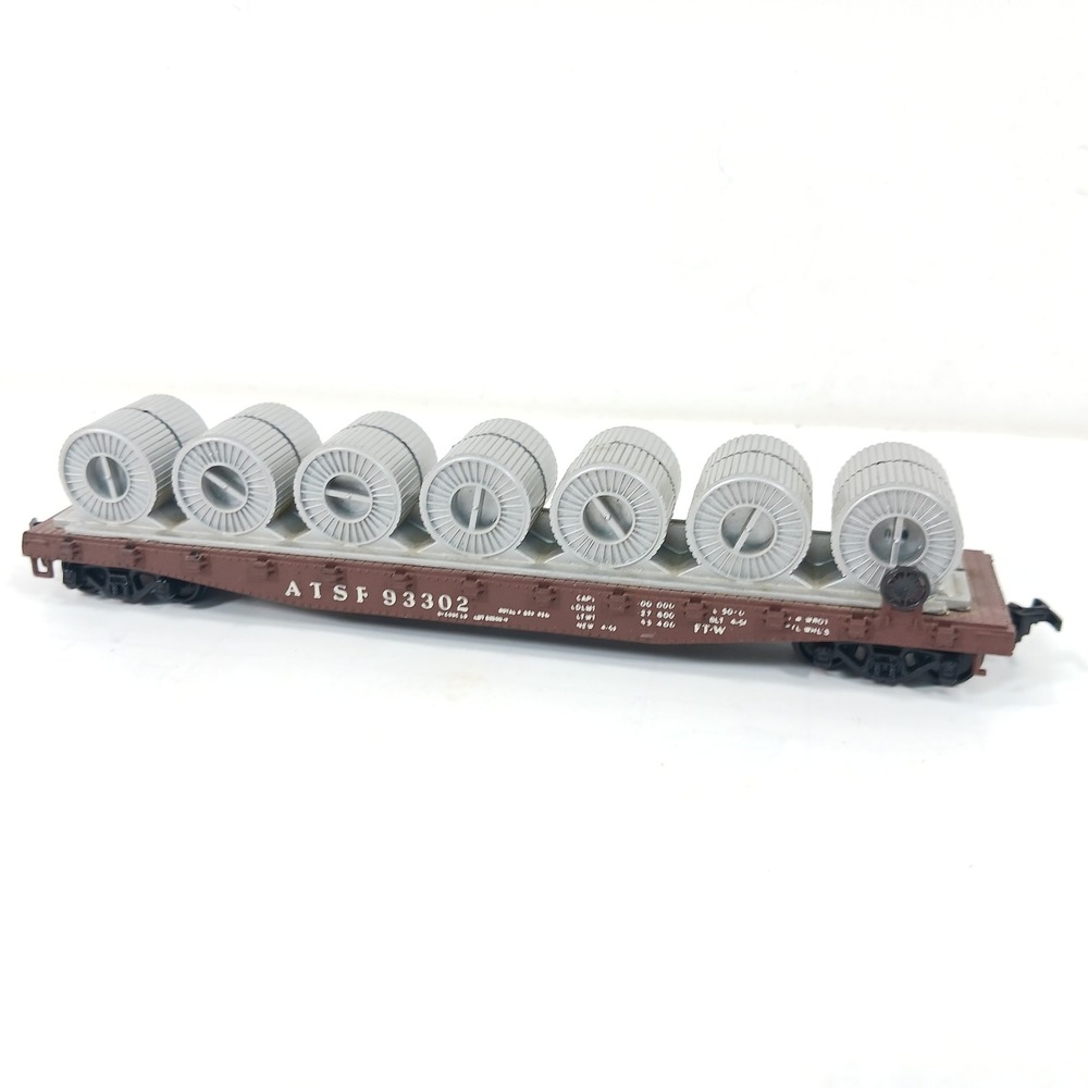 HO Scale Santa Fe ATSF 93302 Flat Car with 7 Cable Spool Loads Brown Railcar